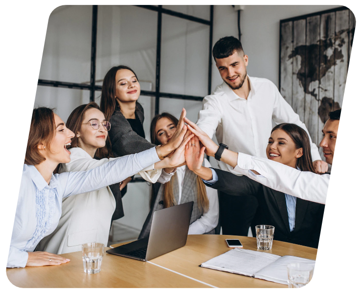 Zespół biznesowy przybijający piątki